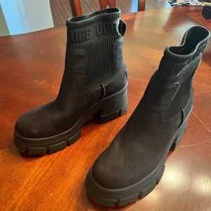 UGG Chelsea Black Boots Sz 9.5